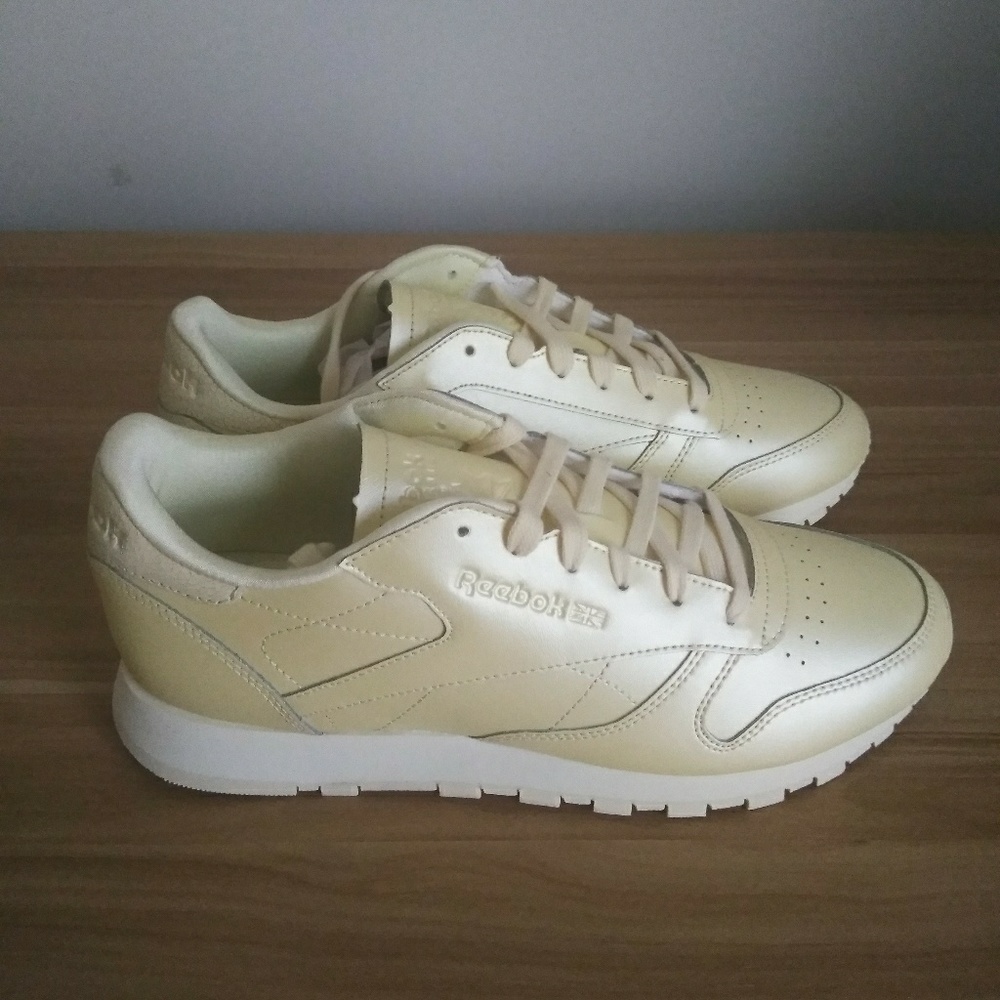 Women Reeboks - Picture 2 of 2